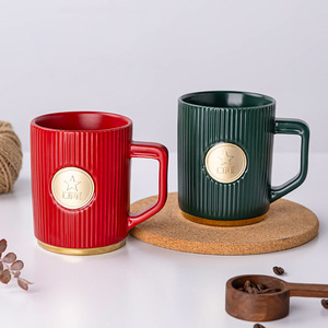 Mug en céramique à rayures, design rouge et vert, mug à café avec logo doré, cadeau d'affaires, tasse individuelle - Product Image 1