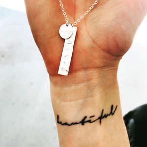 Collar Personalizado con Barra Vertical y Pequeño Disco, Collar Geométrico de Acero Inoxidable con Logotipo y Texto Grabado, Regalo - Product Image 5