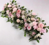 Décorations florales artificielles en rangée, idéales pour les lieux commerciaux, les arrière-plans photographiques, et la décoration de fêtes