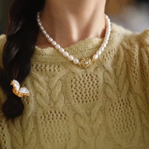 สร้อยคอวูดู ดอกคามิลเลีย สไตล์วินเทจ ฝรั่งเศส หรูหรา สำหรับผู้หญิง ประดับมุกธรรมชาติ แสงเงาสวยงาม ตัวล็อคดอกไม้ ดีไซน์ประณีต ใช้งานได้หลากหลาย เหมาะเป็นของขวัญ - Product Image 1