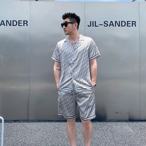 Set Due Pezzi <span class=keywords><strong>Uomo</strong></span> 2024: <span class=keywords><strong>Camicia</strong></span> e Pantaloncini in <span class=keywords><strong>Raso</strong></span> di Seta con Stampa Lettering Blu, Design Originale all'Ingrosso - Product Image 2