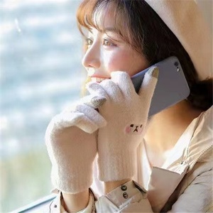 قفازات قطيفة جديدة للشتاء قفازات مرنة بشاشة تعمل باللمس لطيفة - Product Image 4