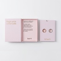 Luxuriöse, individuell gestaltbare, umweltfreundliche, rosafarbene, buchförmige Schmuckschatulle aus magnetischem Hartpapier mit zwei ausgestanzten Einsätzen für Hochzeit und Verlobung
