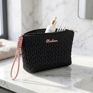 กระเป๋าเครื่องสำอางแบบพองสีดำลายควิลท์ พร้อมสายคล้องมือสีชมพู กระเป๋าใส่เครื่องสำอางแบบคลาสสิกสำหรับการเดินทาง เหมาะสำหรับผู้หญิงที่มีสไตล์ - Product Image 2