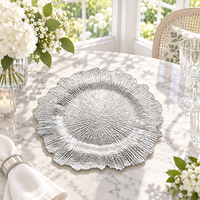 Assiette de présentation élégante en plastique de 13 pouces avec surface gaufrée et bord ondulé pour la décoration de mariages, banquets et fêtes