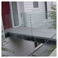 Balustrade en verre PRIMA à poteaux hauts, testée en conditions de pression du vent, pour balcon d'appartement de grande hauteur