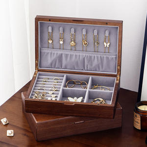 กล่องเครื่องประดับแบบตั้งโต๊ะทรงสี่เหลี่ยมทำจากไม้เนื้อแข็งหรูหราภายในเป็นแม่เหล็กสำหรับจัดแสดงสร้อยคอและแหวน - Product Image 3