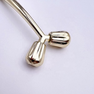 Rouleau <span class=keywords><strong>de</strong></span> Massage Facial 3d en <span class=keywords><strong>forme</strong></span> <span class=keywords><strong>de</strong></span> Y, Logo personnalisé, <span class=keywords><strong>barre</strong></span> <span class=keywords><strong>de</strong></span> beauté, raffermissement <span class=keywords><strong>de</strong></span> <span class=keywords><strong>la</strong></span> peau, en métal doré - Product Image 3