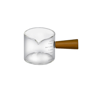Taza medidora de vidrio con mango de madera de 75 ml para extracción de espresso y vertido de leche - Product Image 1