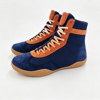 Chaussures de marche sans traces avec semelle respirante en daim et maille, fermeture à lacets, confort et légèreté.