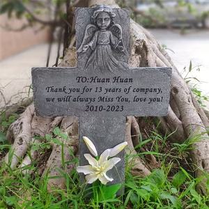 Placa Conmemorativa de Resina Personalizable con Cruz - Nombre/Fecha/Cita Grabable, Diseño de Ángel y Lirio, Ideal para Tributo en el Jardín - Product Image 2