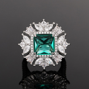 Anello da Donna Verde Smeraldo, Elegante e Lussuoso, Stile Rivista, Accessorio Moda per Feste, Regalo - Product Image 3