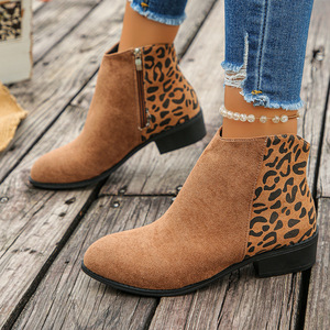 Bottines en daim à imprimé léopard pour femmes, style bout pointu, fermeture éclair latérale, talon épais, en stock - Product Image 1