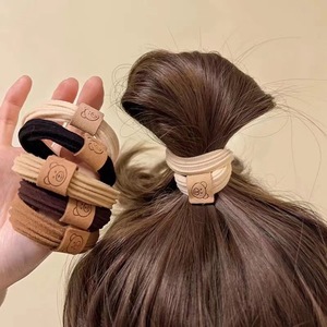 Élastique à cheveux en bambou sans couture noir avec breloque visage de cochon, accessoire capillaire pour femme à usage quotidien - Product Image 3