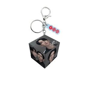 Porte-clés <span class=keywords><strong>cube</strong></span> <span class=keywords><strong>Rubik</strong></span> numérique en plastique 35 mm avec pendentif <span class=keywords><strong>photo</strong></span> numérique, merchandising des idoles K-POP en tournée mondiale (AR V, Jimin, J-hope, JUNGKOOK, Suga, Jin) - Product Image 1