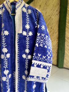 เสื้อแจ็คเก็ตยาวผ้ากำมะหยี่ถักมือสำหรับผู้หญิง |   เสื้อโค้ทบอมเบอร์ลายปักดอกไม้และนกสไตล์ชาติพันธุ์ |   ชุดเลเยอร์สไตล์โบฮีเมียนสำหรับฤดูหนาว |   ช่างฝีมือ - Product Image 4