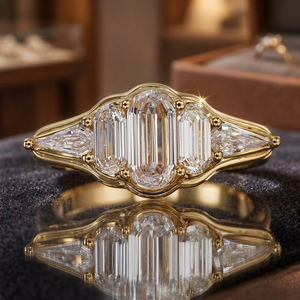 แหวนเพชรเลี้ยงในห้องปฏิบัติการทรงสามเม็ด ตัดแบบ Emerald Cut และ Trillion Cut แหวนหมั้นชุบทอง เครื่องประดับหรูหราสำหรับผู้หญิงสั่งทำพิเศษ - Product Image 3