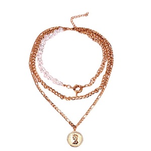 Collar de cadena de tres capas con perlas irregulares a la moda y colgante de moneda dorada para fiestas. - Product Image 5