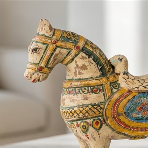 CHEVAL SÉCURÉTÉ PAR LES MAINS - Figurine de cheval en bois beige peinte à la main, lot de 4, Studio Views, Indien (30 CM X 9.5 CM X 29 CM) - Product Image 3