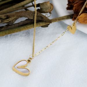 Collier avec pendentif cœur en nacre blanche plaqué or 18 carats en acier inoxydable, résistant à l'eau et inaltérable, avec logo personnalisé pour - Product Image 4