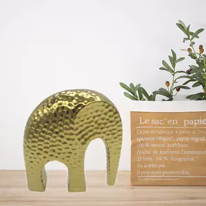 घर और बगीचे की सजावट के लिए अच्छी शैली की सिरेमिक गोल्ड हाथी सजावट शीर्ष टेबल सहायक