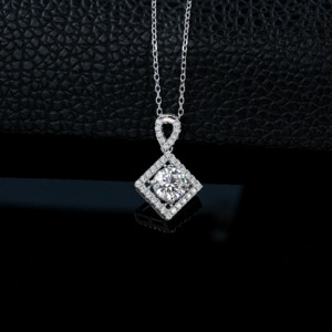 Collier classique en forme de princesse avec halo de diamants de laboratoire, pendentif solitaire à taille ronde avec accents pavés en argent 925 - Product Image 4