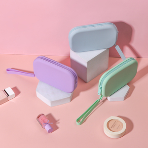 Бесплатный образец OEM: Женские мини-сумки с индивидуальным логотипом для путешествий, прочные водонепроницаемые силиконовые косметички - Product Image 3