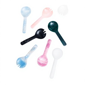 Cuchara de servir postres de resina de mármol verde azulado moderna, ecológica y hecha a mano, con mango largo y diseño ondulado, para cocina. - Product Image 1