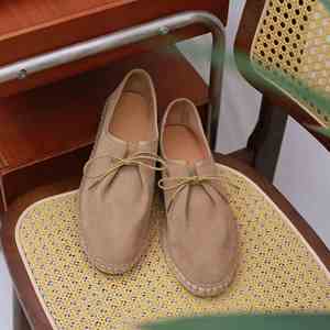 รองเท้าส้นหนาแบบสวมทรงเหลี่ยมสำหรับฤดูร้อน พื้นรองเท้าทำจากยาง วัสดุหนัง Valentina ด้านในบุด้วยหนังแท้ แต่งด้วยผ้าหนังกลับแบบเย็บต่อกัน เหมาะสำหรับใส่ไปทำงาน - Product Image 2