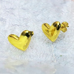ต่างหูแบบมินิมอลรูปหัวใจชุบทอง 18k ขัดเงา - Product Image 5