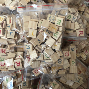 Lettres de <span class=keywords><strong>Scrabble</strong></span> <span class=keywords><strong>en</strong></span> <span class=keywords><strong>bois</strong></span> massif de haute qualité, tuiles <span class=keywords><strong>en</strong></span> <span class=keywords><strong>bois</strong></span> artisanales pour la décoration de la maison, cadeau artistique, décoration peinte pour l'artisanat - Product Image 3