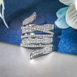 Anello a strati con nastro per donna, gioiello da dito geometrico di lusso alla moda - Product Image 3