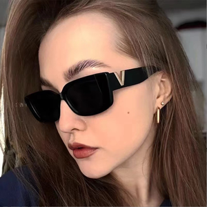 Lunettes de soleil rectangulaires pour femmes, monture intégrale, protection UV400, monture noire, logo doré, style décontracté - Product Image 3
