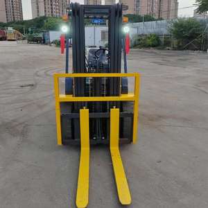 Used Komatsu 3 Ton Diesel Forklift FD30-17 Two-Stage Mast 4.5M Lift 4x4 Wheel Drive Japan Engine Low Consumption High Efficiency - Product Image 6