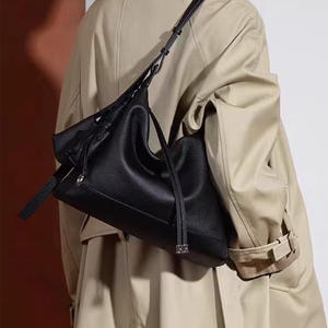 Sac à bandoulière de luxe en cuir véritable pour femme, grand sac fourre-tout pour les trajets quotidiens, sac cosmétique de luxe à bandoulière pour femme - Product Image 3