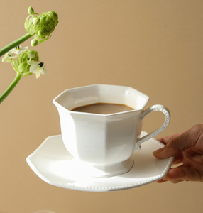 ชุดกาแฟเซรามิกสีขาวบริสุทธิ์สไตล์ยุโรป ดีไซน์ทรงแปดเหลี่ยม พร้อมจานรอง ชุดแก้วมัคระดับไฮเอนด์ และชุดถ้วยน้ำชาสำหรับจิบชายามบ่าย - Product Image 1