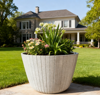 Jardinière en PP durable et légère, grande coupelle ronde avec rainures verticales, trous de drainage, finition blanchie pour usage extérieur/intérieur