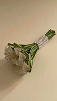 Bouquet de fleurs sauvages perlées à la française, mélange de fleurs et de feuillage vert pour une décoration de table rustique chic