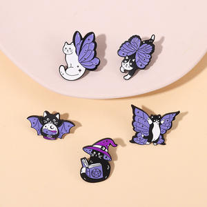 Broches en émail de chat papillon violet kawaii de dessin animé, broches de sorcière-chat, badges d'insectes pour revers, broches uniques en métal souple pour cadeau - Product Image 1