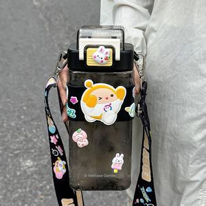 Botella de agua cuadrada de Tritán con diseño de dibujos animados para niños, marca Zuo Mu Egg Party, libre de BPA, con pajita y correa para el regreso a clases, verano 2024 - Product Image 3