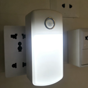 Luz Nocturna con Sensor de Movimiento y Cambio de Color RGB, Enchufe Plegable y Función de Linterna - Product Image 2