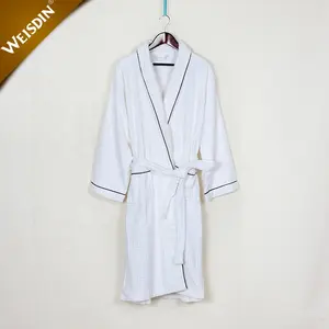 广州批发男女通用白色披肩领廉价棉绗缝酒店浴袍
