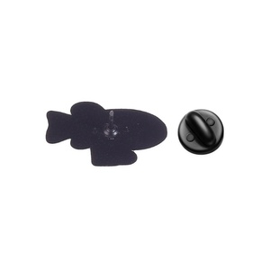 Broche en émail en forme de poisson orange mignon avec chaussures bleues pour la décoration de sac à dos - Product Image 5
