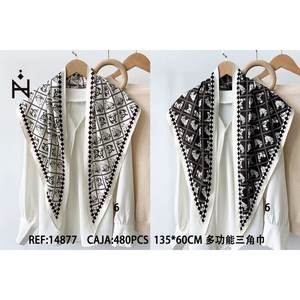 Sciarpa triangolare marca Z 135x60 cm con motivo geometrico, accessorio multifunzionale per il collo da donna - Product Image 3