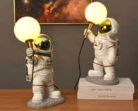 Décoration de Chambre d'Enfant Lampe de Table/Bureau LED Astronaute en Résine, Sculpture Décorative Homme de l'Espace pour la Maison
