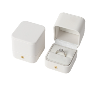 Boîte à bague haut de gamme faite à la main, enveloppée de tissu en similicuir beige, base rigide, fermeture magnétique dorée, ouverture à clapet, impression quadricolore - Product Image 1