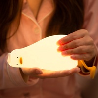 Veilleuse personnalisée EGOGO avec logo, mini lampe de chevet en forme de canard couché, jouet animal de dessin animé en silicone souple, lampe à poser pour enfants