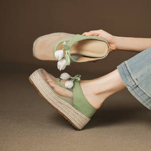 Mules en paille tressée à semelle épaisse, à talon haut, respirantes, polyvalentes, avec bride à nœud pivoine et bout carré - Product Image 5