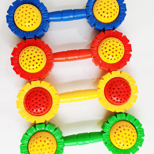 Venta al por mayor de sonajeros de flores de plástico coloridos, campanas de mano para niños, instrumentos musicales de juguete, juguetes sonajeros que traen alegría para bebés. - Product Image 2