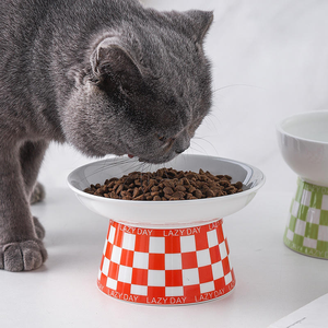 Bol plat en céramique pour chat, motif à carreaux rouge, vert, noir, bleu, design surélevé pour un confort d'alimentation et d'hydratation - Product Image 1